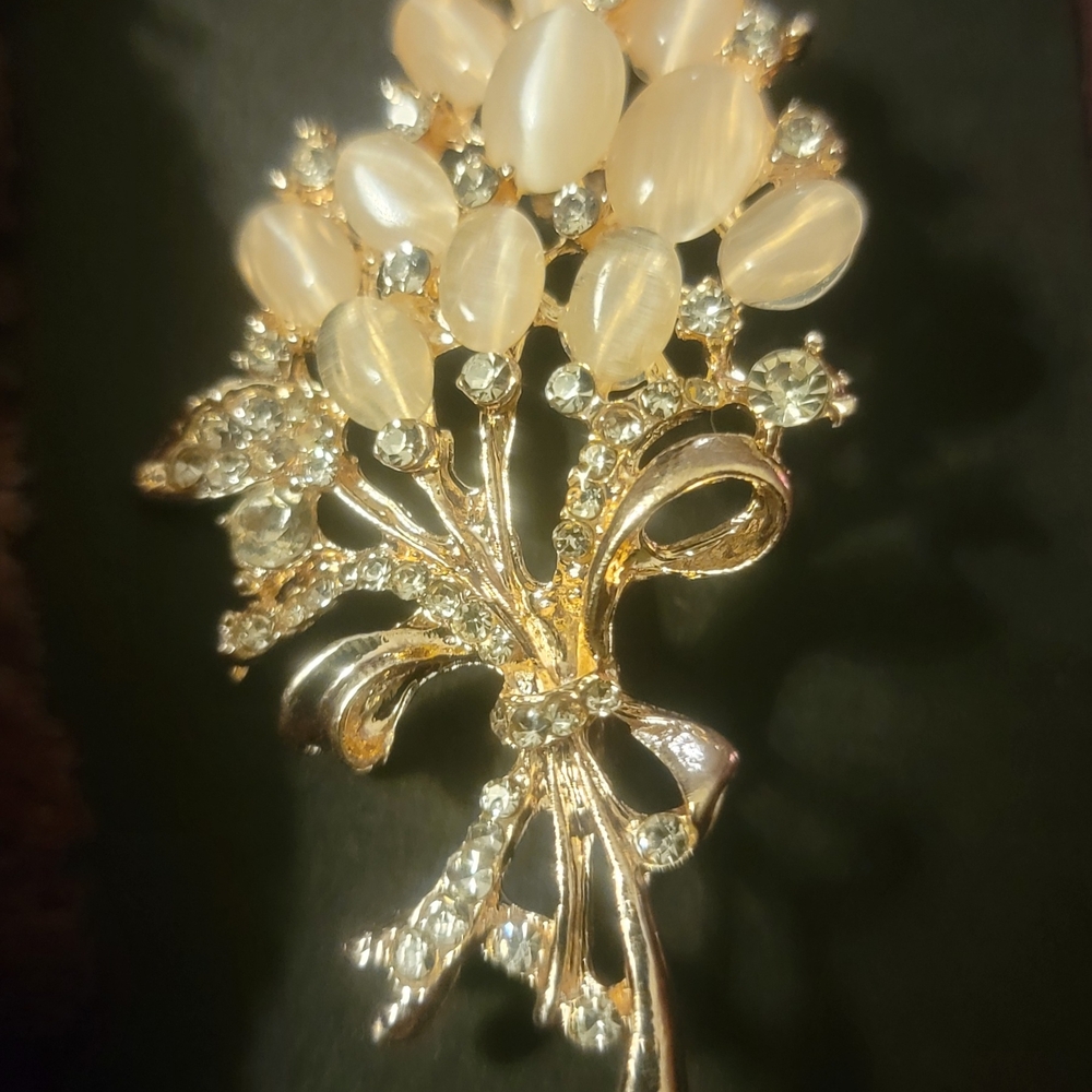 Source Unknown Gold and Cream Floral Brooch